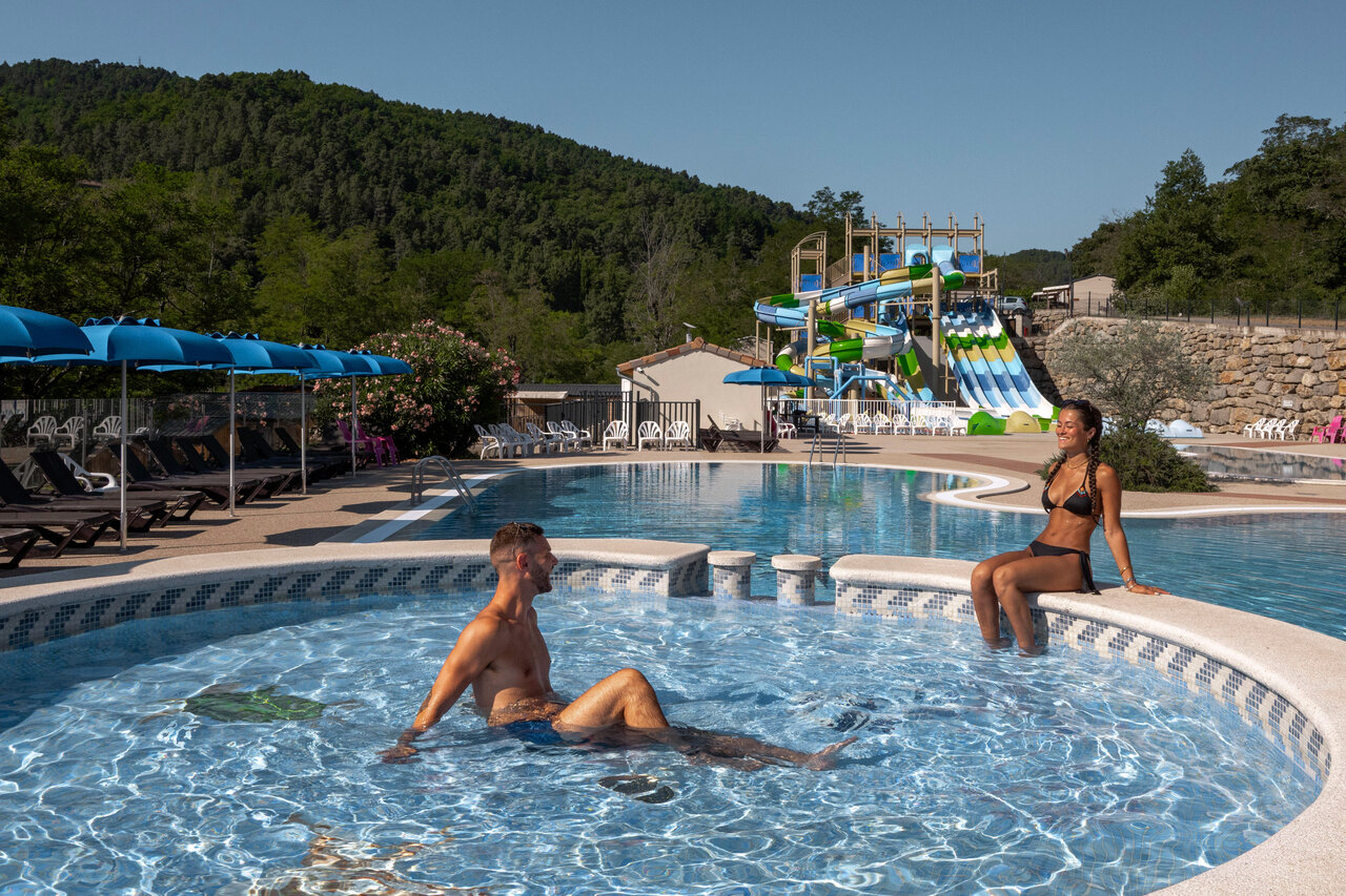 Piscine ext�rieure, toboggans aquatiques, jacuzzi au camping CLICOCHIC Eyrieux � Les OLLIERES-SUR-EYRIEUX.