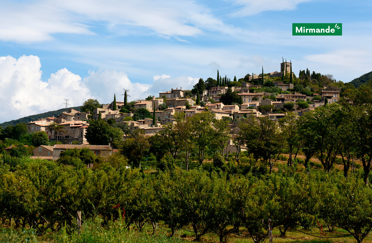 Village perch� de Mirmande, Dr�me, un lieu � visiter pr�s du camping.