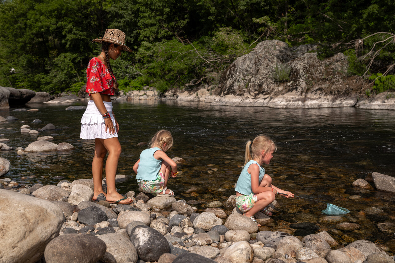 Enfants p�chant dans la rivi�re au camping CLICOCHIC Eyrieux � Les OLLIERES-SUR-EYRIEUX.