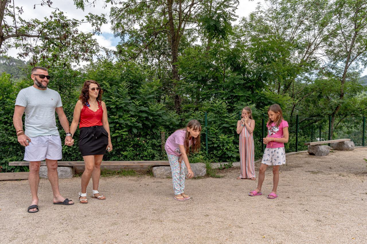 Famille jouant � la p�tanque sur le terrain de jeux au camping CLICOCHIC Eyrieux � Les OLLIERES-SUR-EYRIEUX.