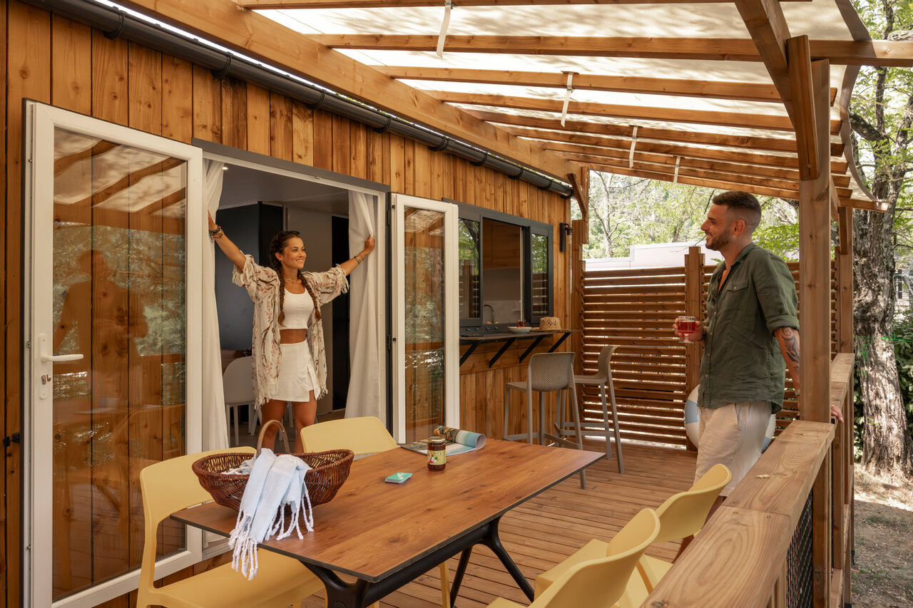 Mobile home moderne avec grande terrasse en bois au camping CLICOCHIC Eyrieux � Les OLLIERES-SUR-EYRIEUX.