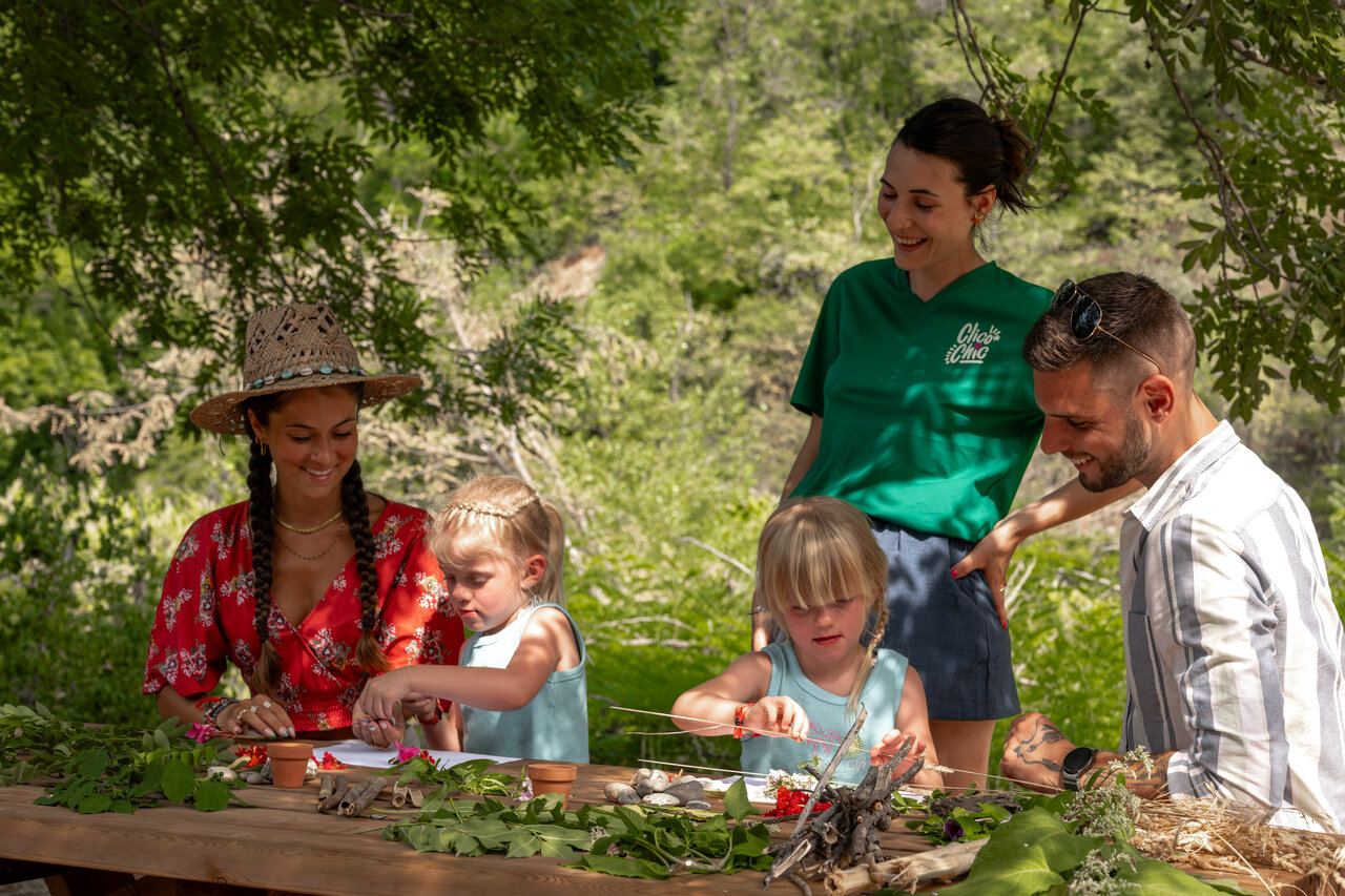 Atelier nature cr�atif en famille au CLICOCHIC Eyrieux, Les OLLIERES-SUR-EYRIEUX.