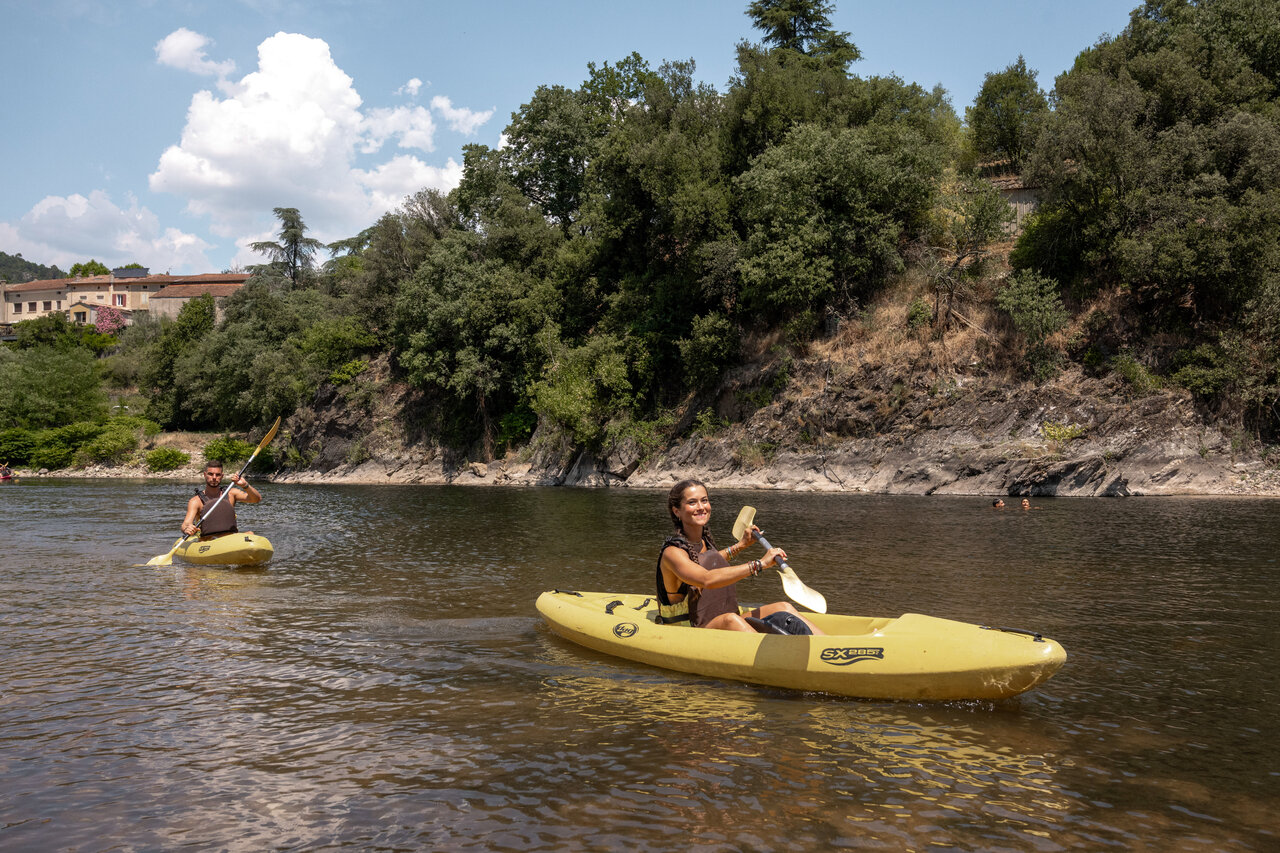 Couple en kayak sur la rivi�re Eyrieux, camping CLICOCHIC Eyrieux, Les OLLIERES-SUR-EYRIEUX.