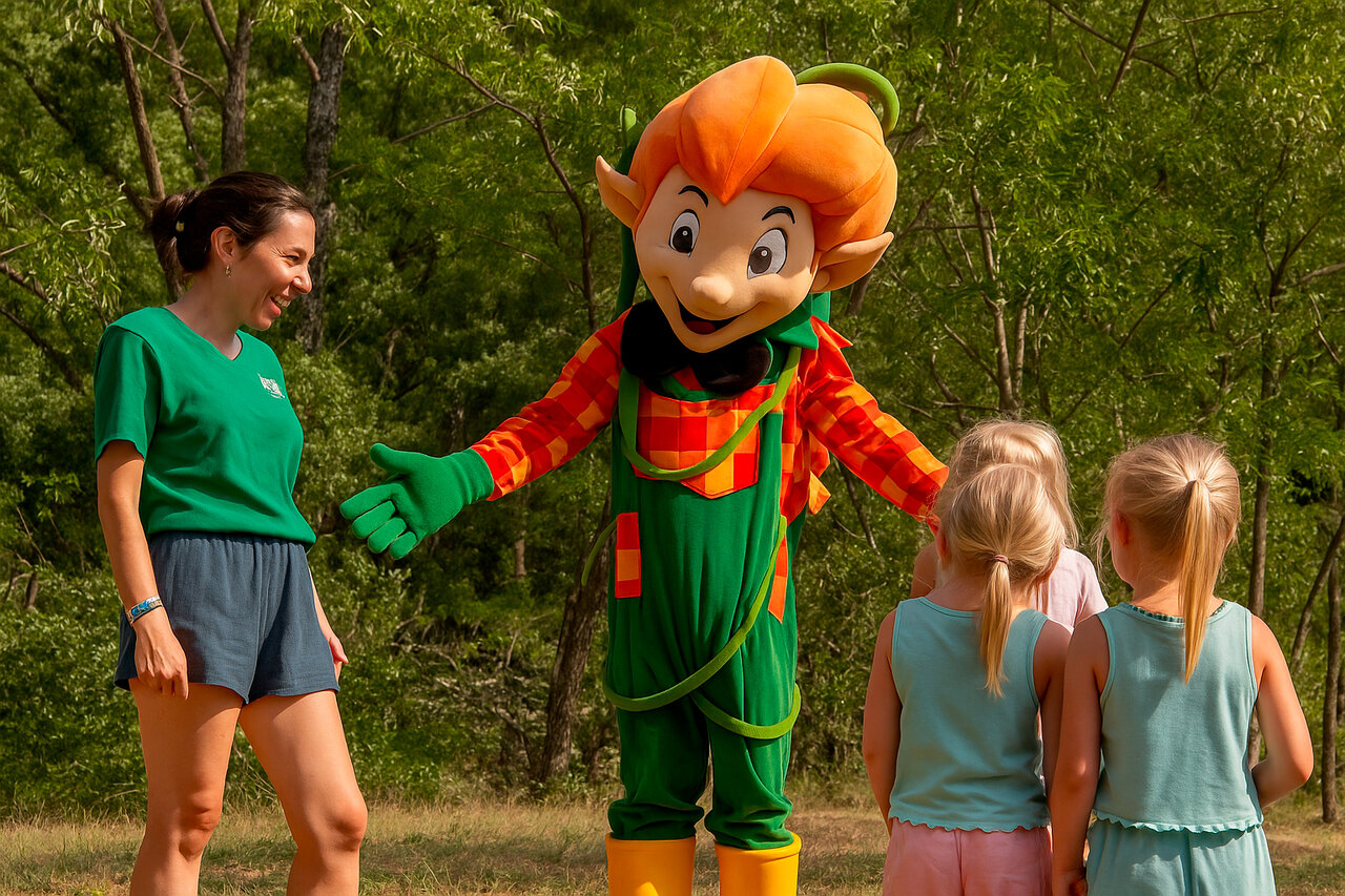 Mascotte et animatrice avec enfants pour une animation au camping CLICOCHIC Eyrieux.