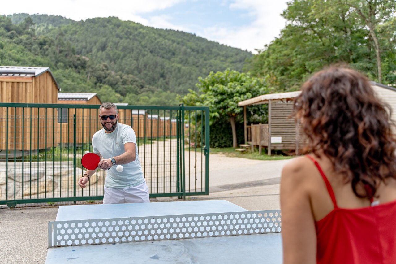 Couple jouant au tennis de table pr�s des h�bergements au camping CLICOCHIC Eyrieux � Les OLLIERES-SUR-EYRIEUX.