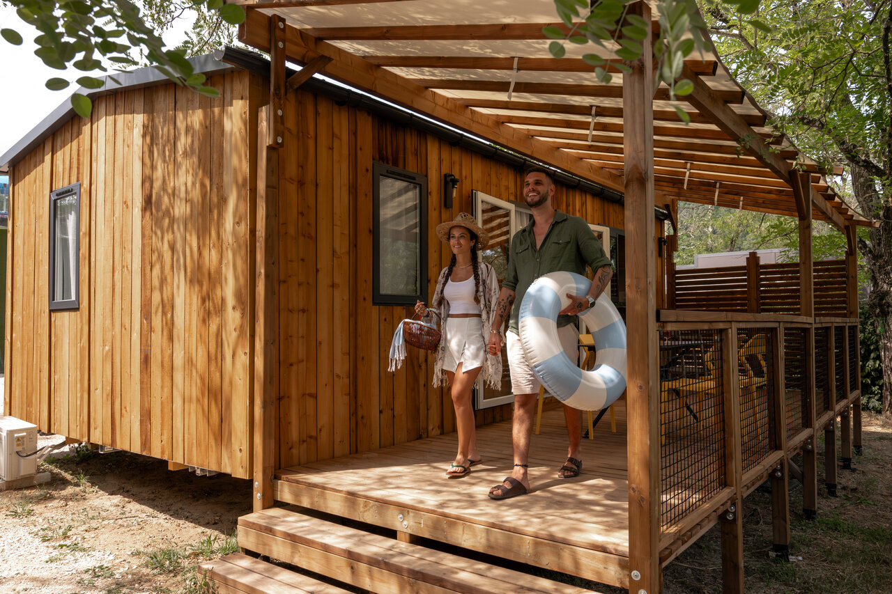 Mobile home, couple avec bou�e au camping CLICOCHIC Eyrieux � Les OLLIERES-SUR-EYRIEUX.