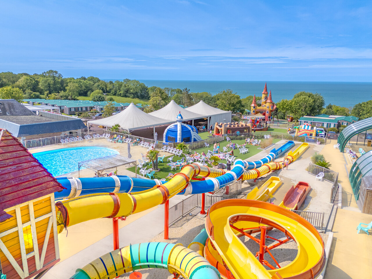 Grand complexe aquatique, toboggans, piscine CAPFUN Falaises � Gonneville sur Mer.