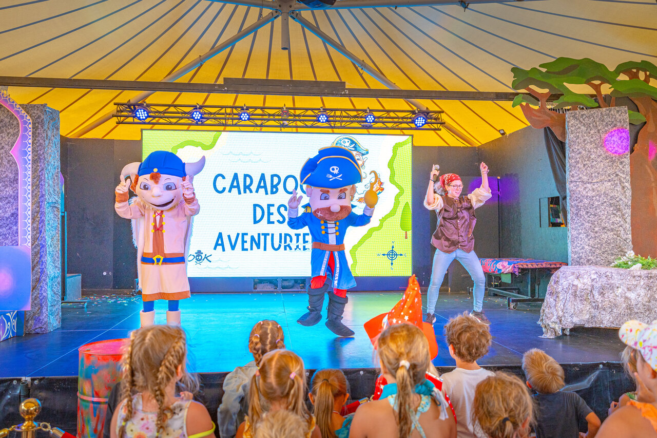 Spectacle mascottes et animateur pour enfants au CAPFUN Falaises Gonneville sur Mer.