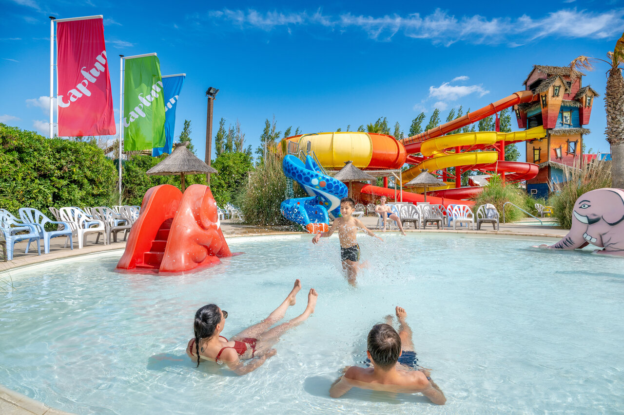 Parc aquatique avec toboggans color�s et piscine familiale au camping CAPFUN F�erix � MARSEILLAN PLAGE (34).