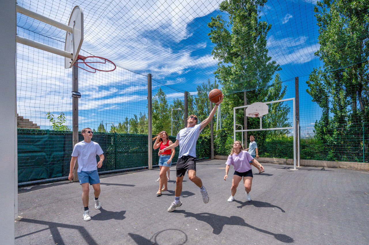 Jeunes jouant basketball sur terrain multisport au CAPFUN F�erix MARSEILLAN PLAGE.
