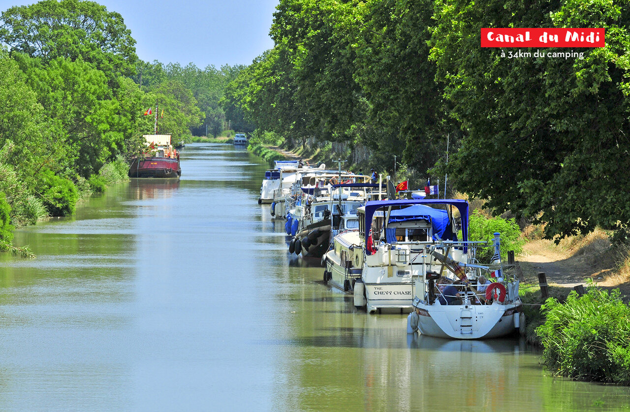 Canal du Midi, p�niches et bateaux, lieu touristique � visiter pr�s du camping.