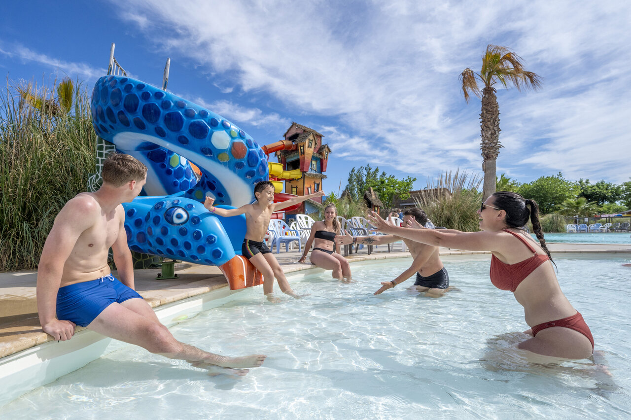 Toboggan serpent et piscine familiale au camping CAPFUN F�erix � MARSEILLAN PLAGE.