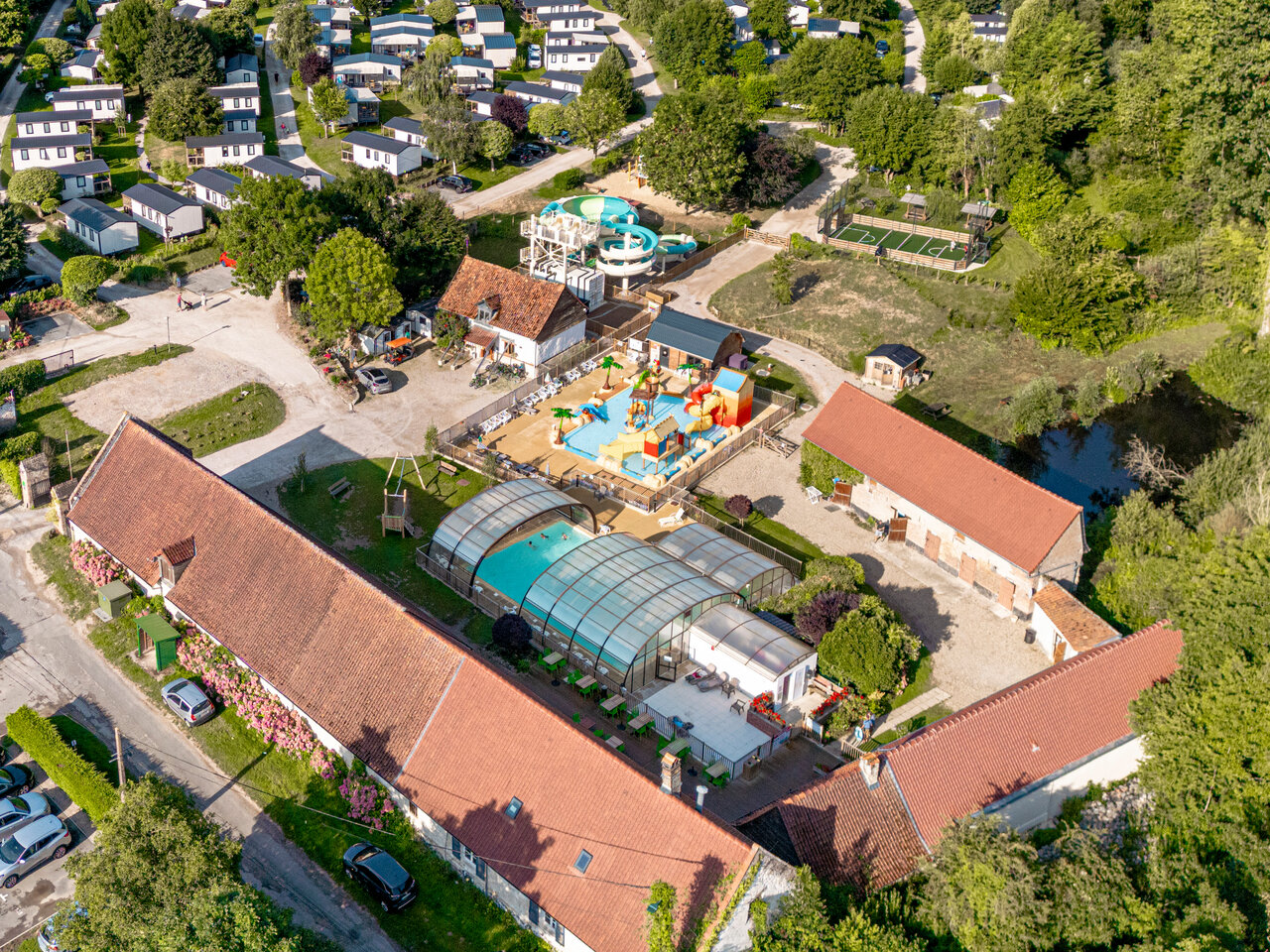 Complexe aquatique, piscine couverte et h�bergements au camping CLICOCHIC Ferme des Aulnes � NAMPONT SAINT MARTIN.