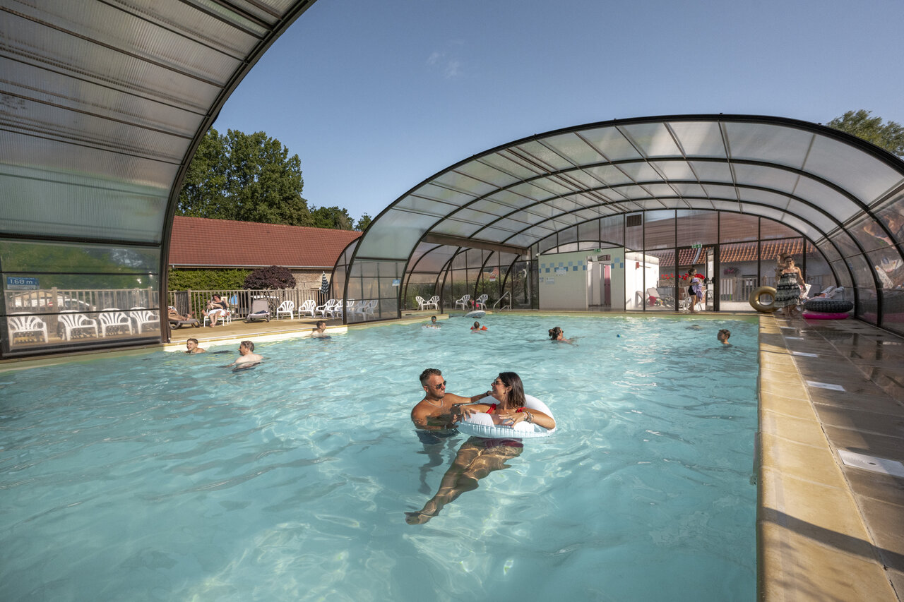 Piscine couverte chauff�e, baigneurs, camping CLICOCHIC Ferme des Aulnes NAMPONT SAINT MARTIN.