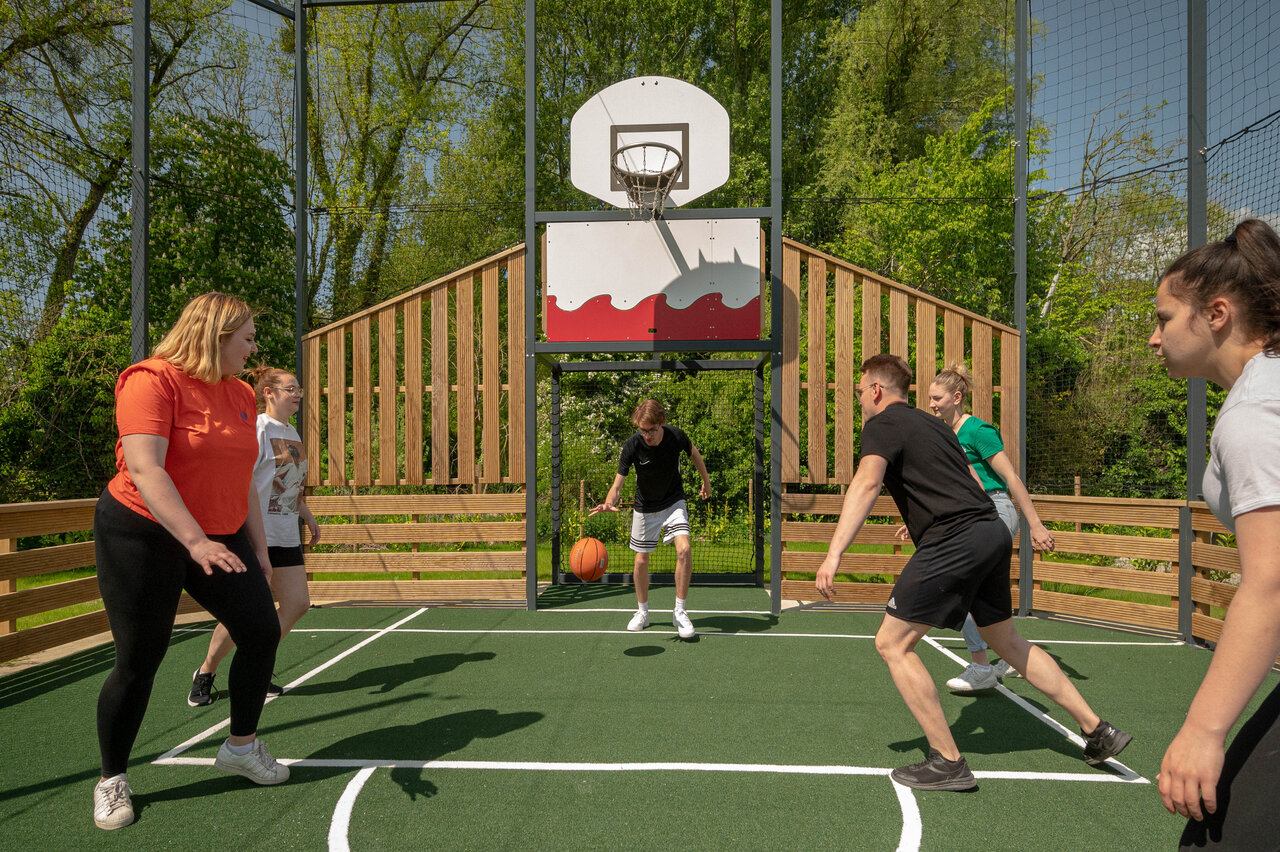 Terrain multisport, jeunes jouant au basketball, camping CLICOCHIC Ferme des Aulnes (80).
