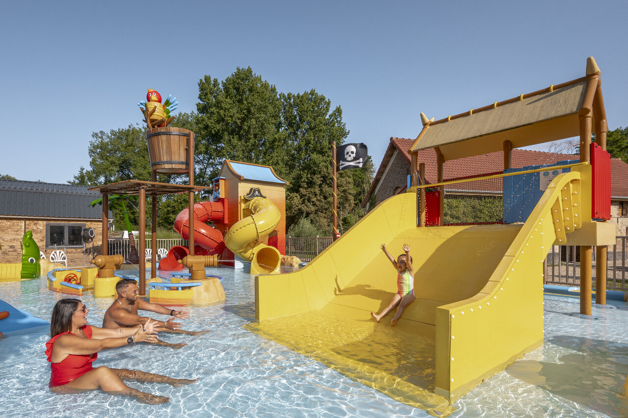 Toboggan aquatique jaune, jeux d'eau et famille au camping CLICOCHIC Ferme des Aulnes � NAMPONT SAINT MARTIN (80).
