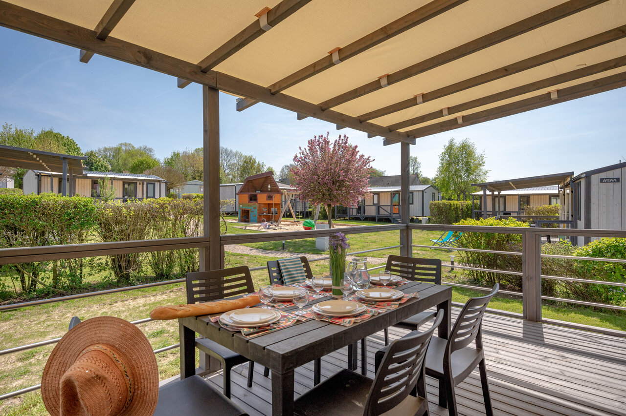 Terrasse am�nag�e, mobile homes, jeux enfants au camping CLICOCHIC Ferme des Aulnes.
