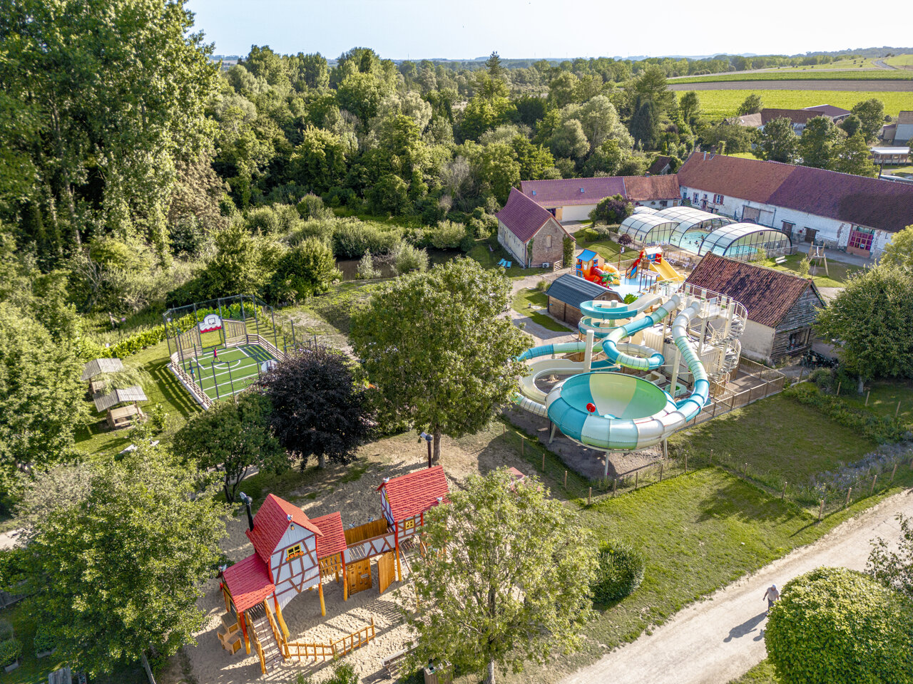 Parc aquatique et piscines au camping CLICOCHIC Ferme des Aulnes � NAMPONT SAINT MARTIN (80).