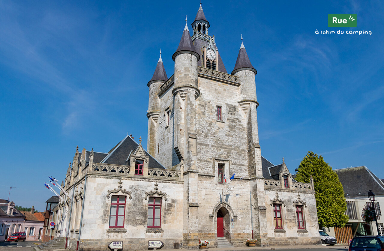 Beffroi historique d'Abbeville avec horloge, � visiter pr�s du camping.