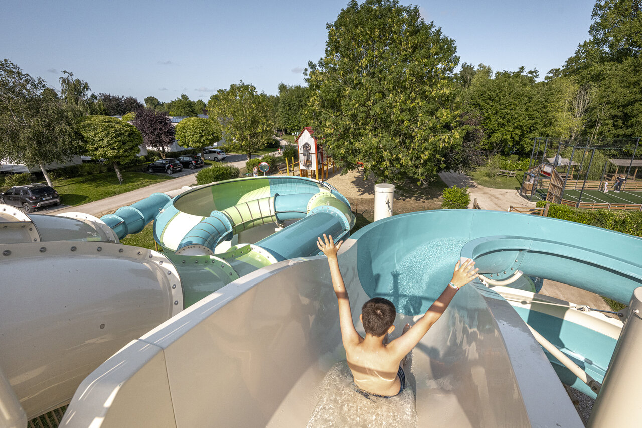 Enfant sur toboggan aquatique, parc CLICOCHIC Ferme des Aulnes NAMPONT SAINT MARTIN (80).