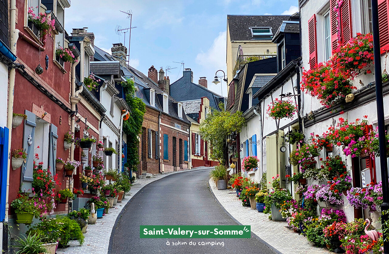 Rue fleurie pittoresque � Saint-Valery-sur-Somme, un lieu � visiter pr�s du camping.