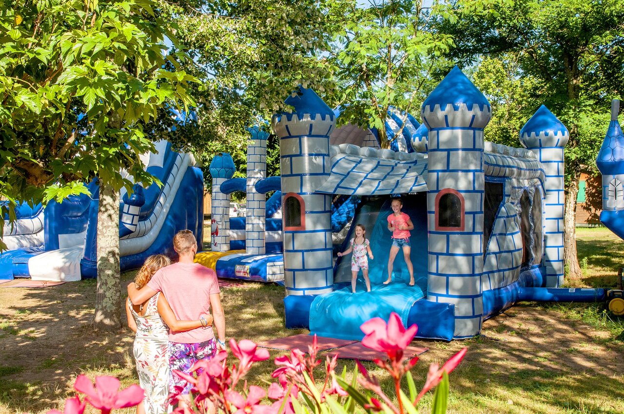 Parc de jeux gonflables avec enfants et toboggans au camping CLICOCHIC Filament � Thoiras (30).