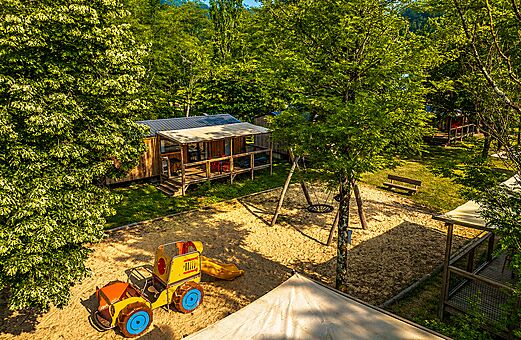 Aire de jeux enfants, Mobil-home au camping CLICOCHIC Filament � Thoiras (30).