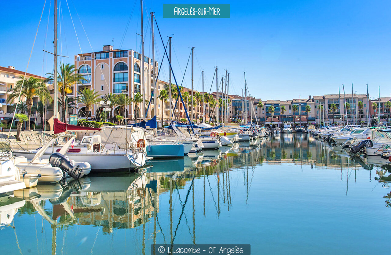 Port de plaisance d'Argel�s-sur-Mer avec bateaux et b�timents color�s, � visiter.