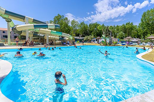 Piscine ext�rieure, toboggans g�ants au camping VAGUES OCEANES Au Flamenco � Argel�s-sur-Mer (66).