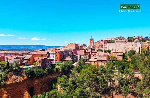 Village m�di�val perch� aux maisons color�es, � visiter pr�s de Perpignan, Occitanie.