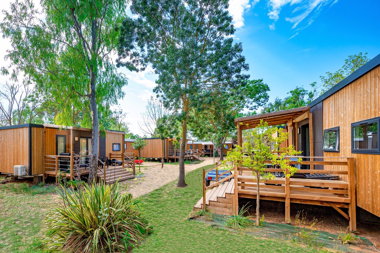 Mobile homes modernes avec terrasses en bois au CAPFUN Fleurs d'Agde � AGDE (34).
