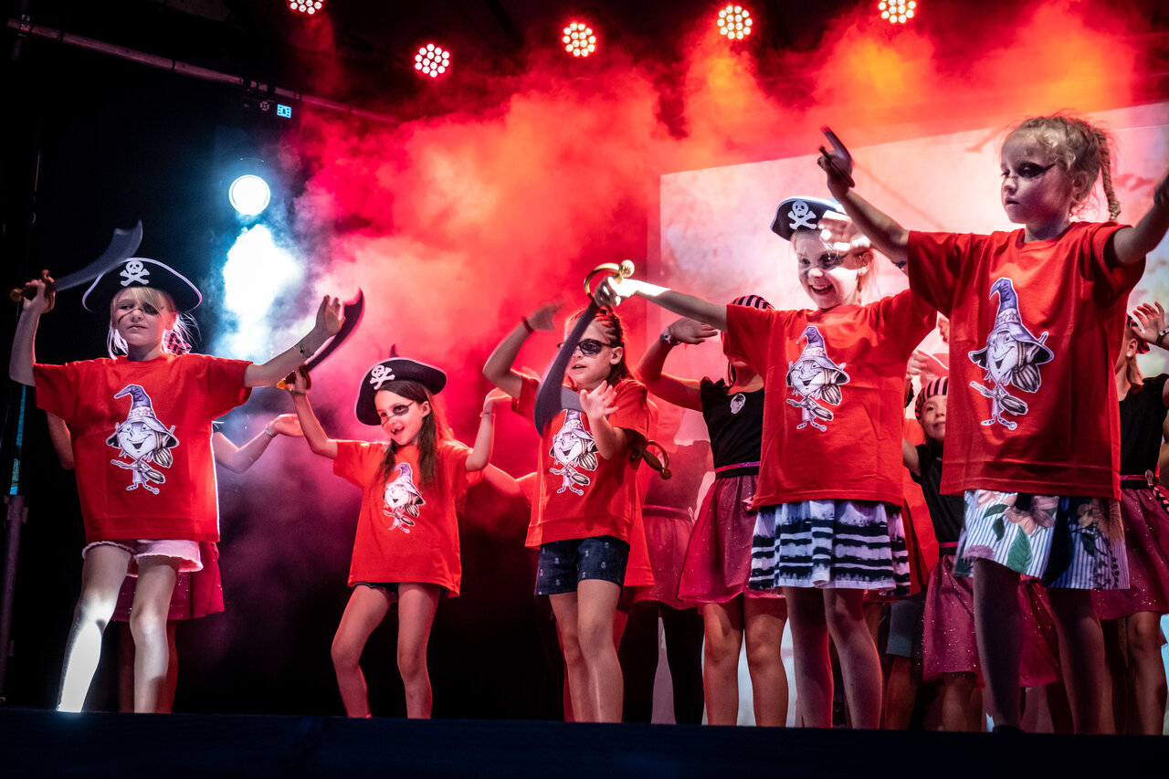 Spectacle enfants pirates sur sc�ne, animation au camping CAPFUN Fleurs d'Agde � AGDE (34).