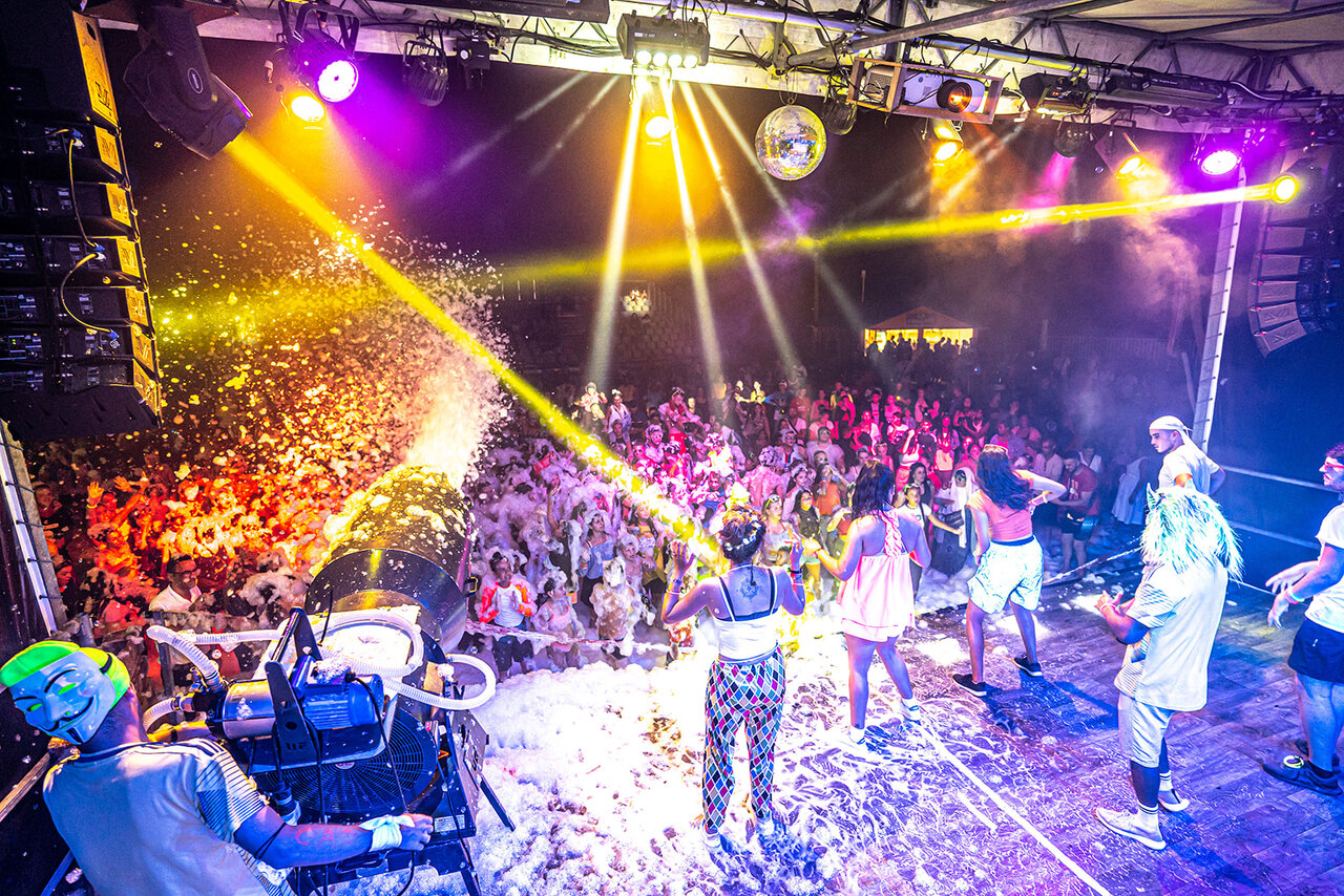 Soir�e mousse anim�e avec DJ et lumi�res au camping CAPFUN Fleurs d'Agde � AGDE (34).