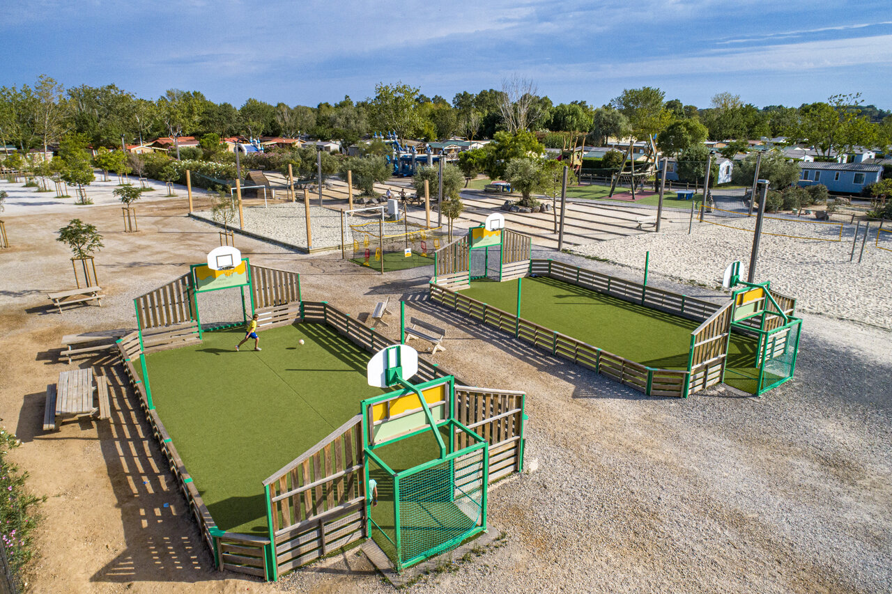 Terrains multisports et aire de jeux au camping CAPFUN Fleurs d'Agde � AGDE (34).