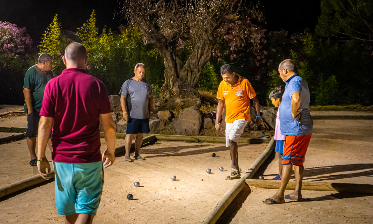 P�tanque nocturne au camping CAPFUN Fleurs d'Agde � AGDE (34).