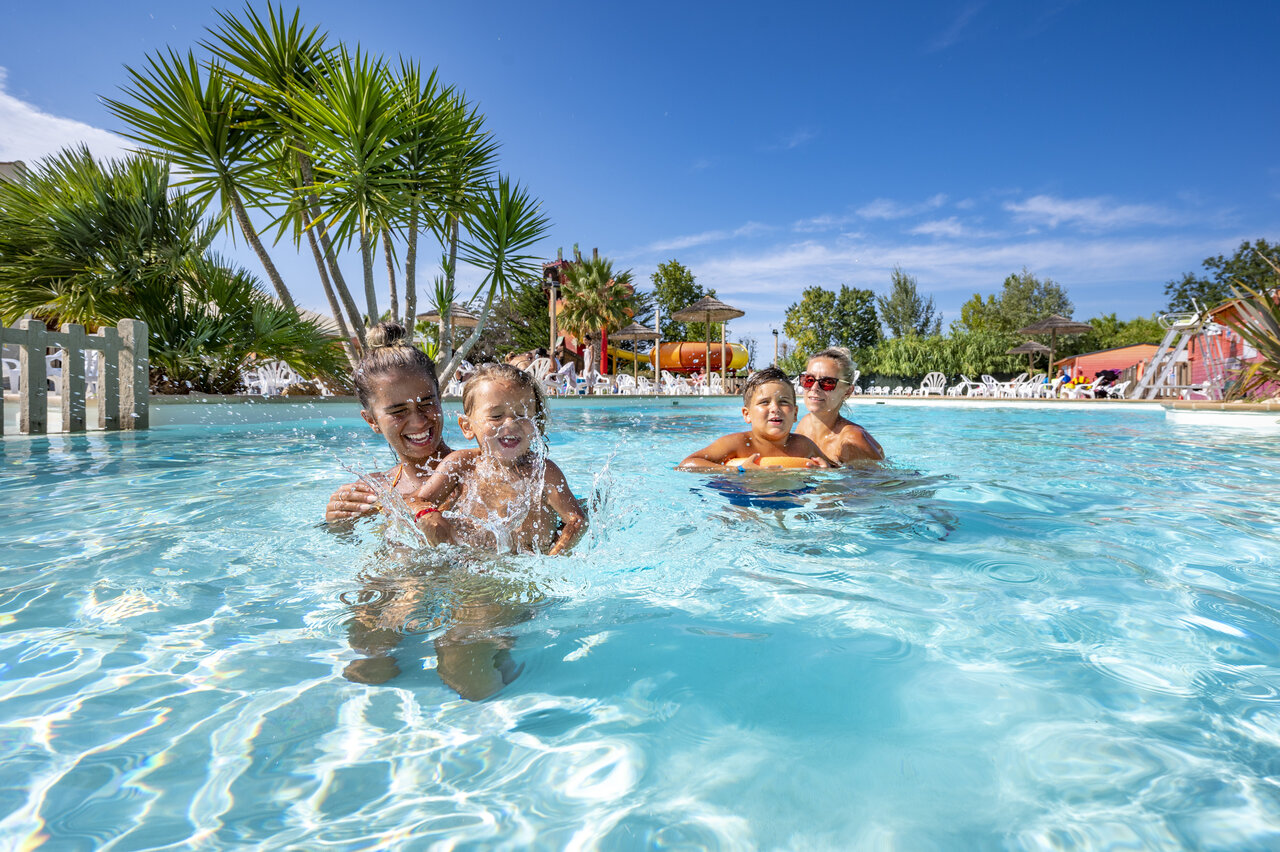 Piscine ext�rieure avec enfants et toboggans au camping CAPFUN Fleurs d'Agde � AGDE (34).