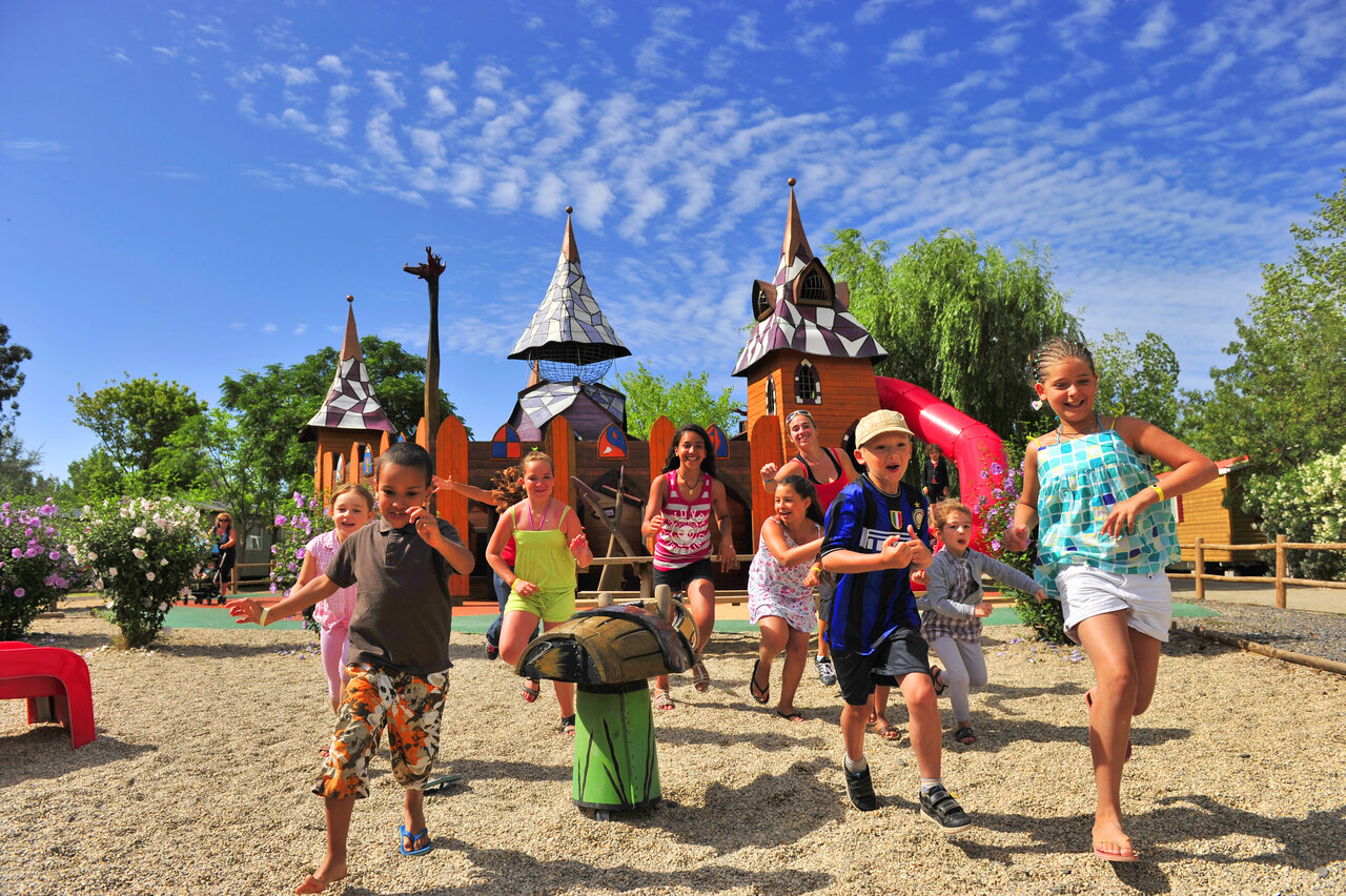Aire de jeux avec enfants joyeux au camping CAPFUN Fleurs d'Agde � AGDE.