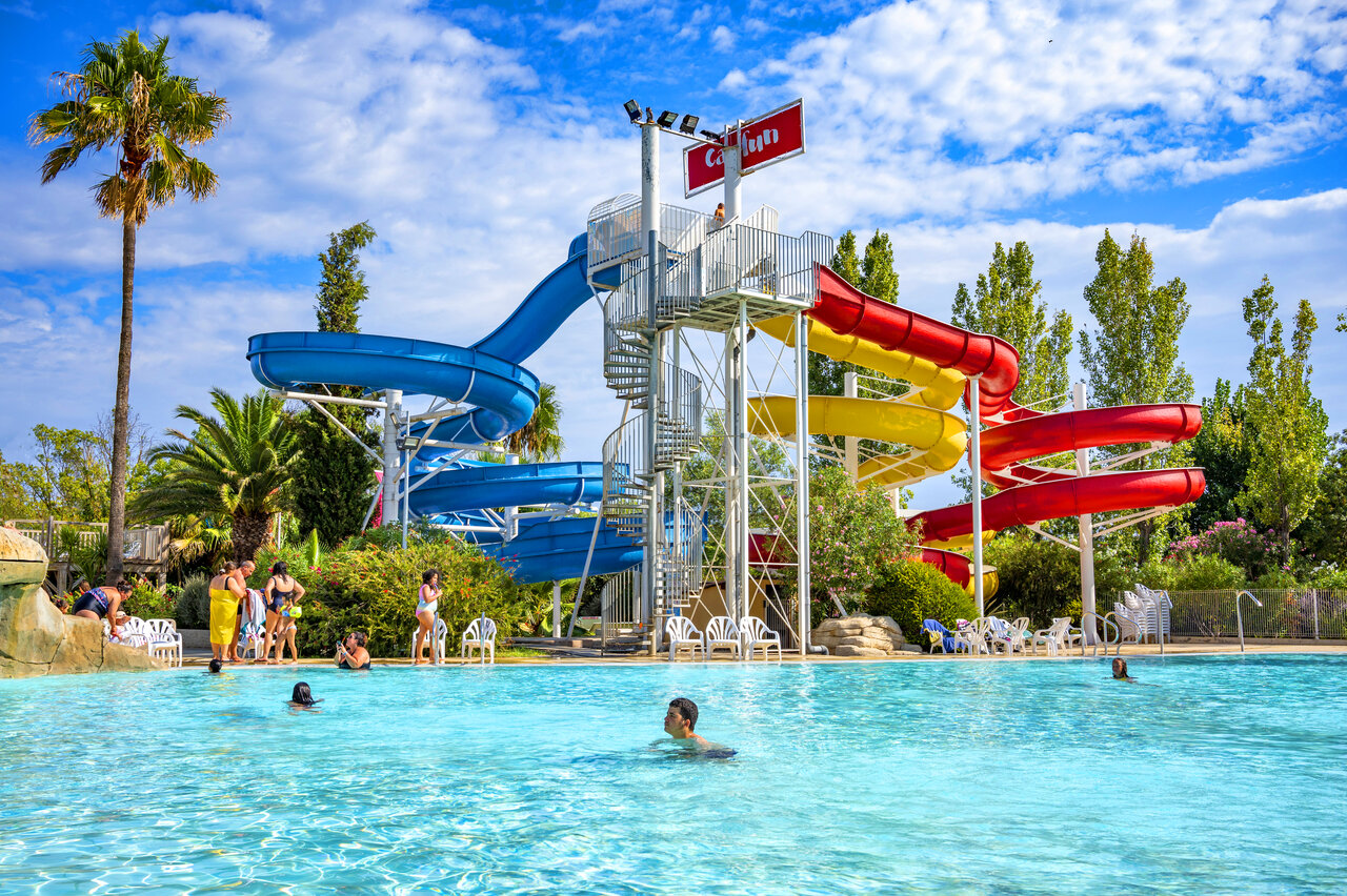 Piscine ext�rieure avec toboggans color�s au camping CAPFUN Fleurs d'Agde � AGDE (34).