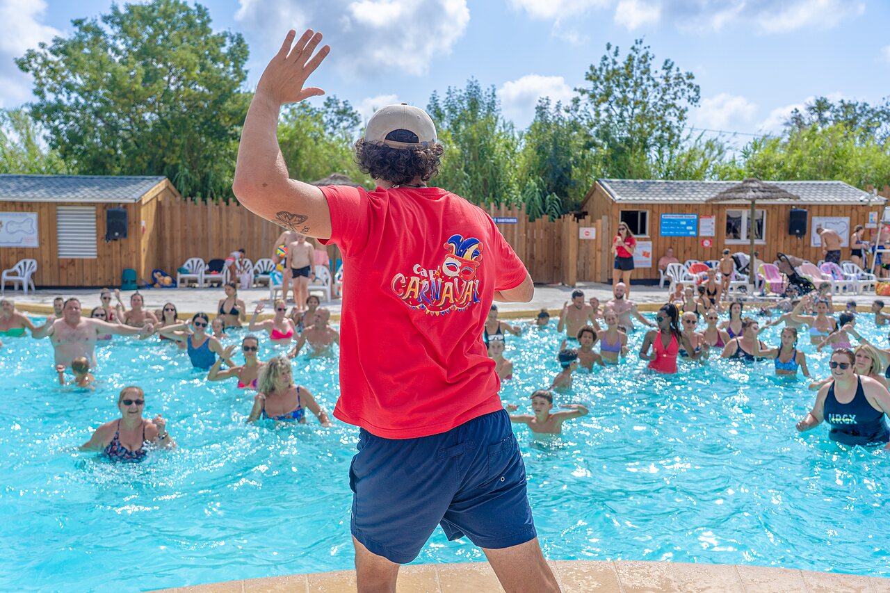 Animation aquatique dynamique dans la piscine ext�rieure au camping CAPFUN Fleurs d'Agde � AGDE (34).