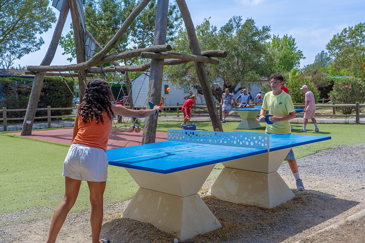 Jeunes jouant au tennis de table ext�rieur au camping CAPFUN Fleurs d'Agde � AGDE.