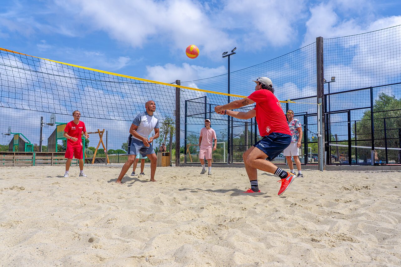 Joueurs actifs sur le terrain de beach-volley au camping CAPFUN Fleurs d'Agde � AGDE (34).