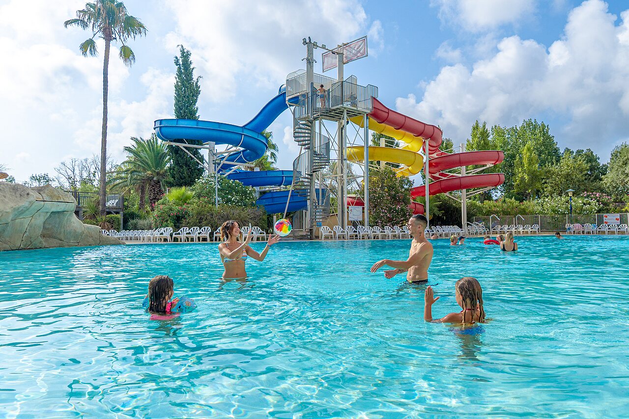Piscine ext�rieure et toboggans aquatiques au camping CAPFUN Fleurs d'Agde � AGDE (34).
