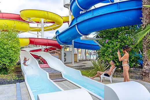 Toboggans aquatiques color�s et enfant glissant au camping CAPFUN Fleurs d'Agde � AGDE (34).