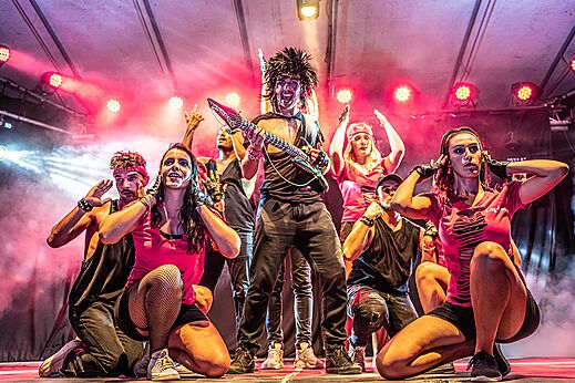 Spectacle d'animation rock avec animateurs au camping CAPFUN Fleurs d'Agde � AGDE (34).