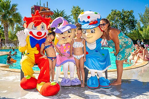 Mascottes et enfants souriants, animation au camping CAPFUN Fleurs d'Agde � AGDE.
