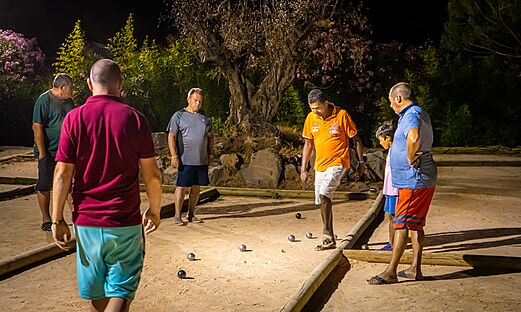 Joueurs de p�tanque sur terrain �clair� au camping CAPFUN Fleurs d'Agde � AGDE.