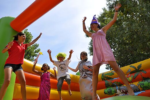 Ch�teau gonflable avec enfants et animateurs au camping CAPFUN Fleurs d'Agde.