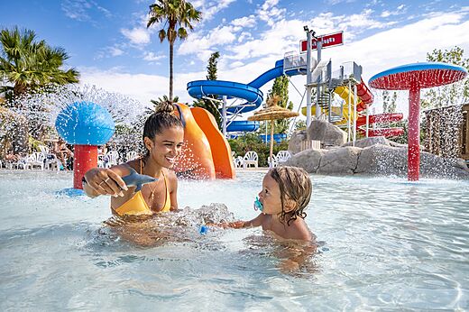 Piscine, toboggans et jeux d'eau au CAPFUN Fleurs d'Agde � AGDE (34).