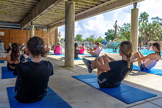 Cours de fitness collectif sous abri pr�s de la piscine au camping CAPFUN Fleurs d'Agde � AGDE (34).