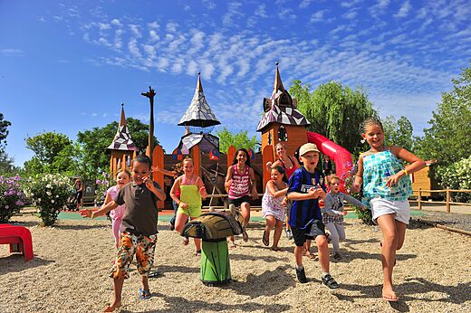 Aire de jeux th�matique enfants au camping CAPFUN Fleurs d'Agde � AGDE (34).